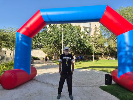 שערים ודמויות מתנפחות